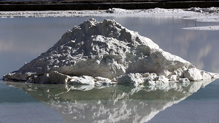 Gigante chilena de litio evalúa expansión ante auge de autos eléctricos